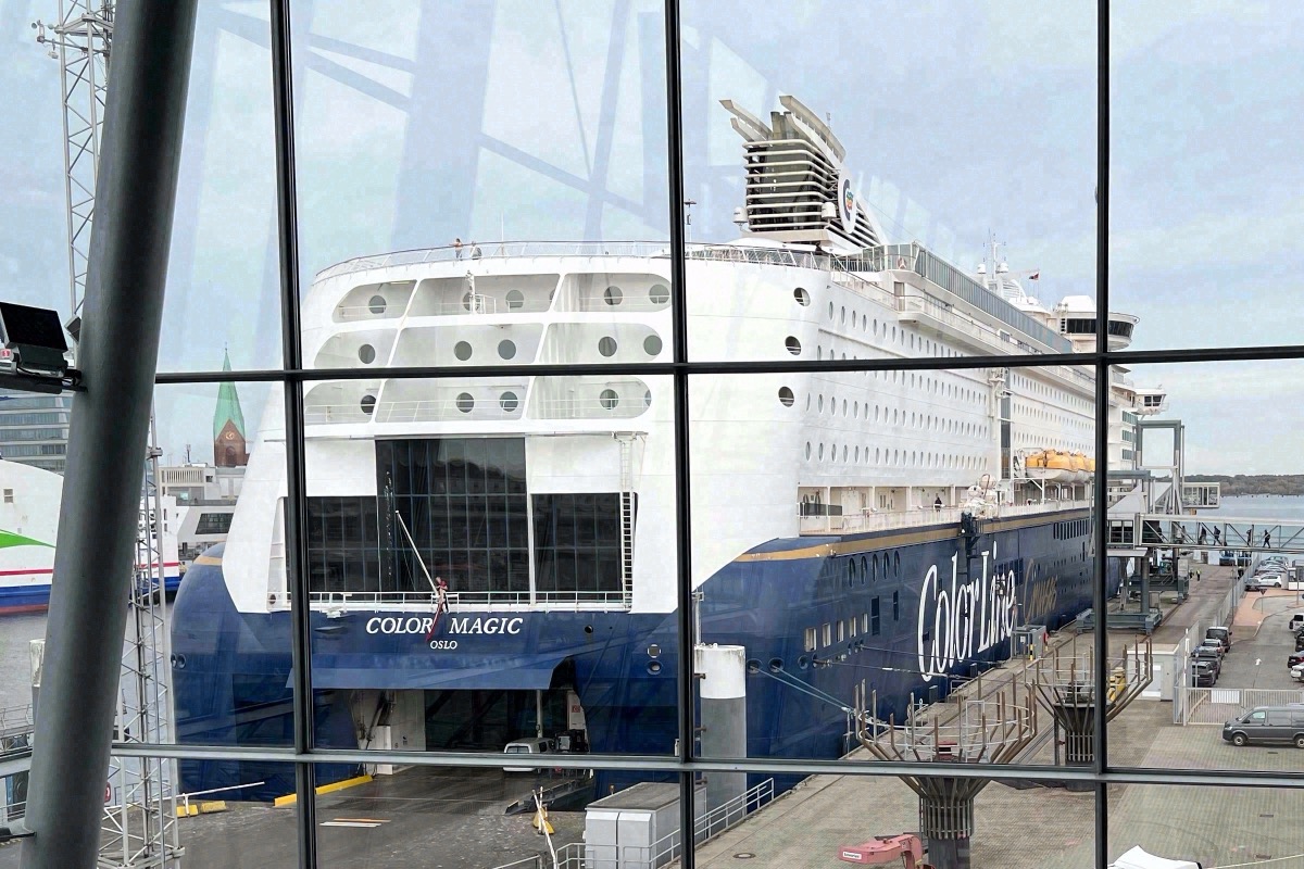 Die Color Line Fähre Color Magic im Hafen von Kiel, durch eine Glasscheibe fotografiert