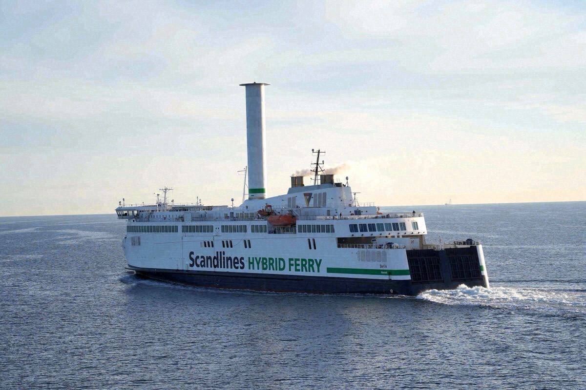 Die Scandlines Hybrid Ferry Berlin auf der Route Rostock–Gedser in der Ostsee